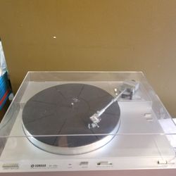 Yamaha P-751 Turntable