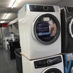 New Scratch And Dent Electrolux Front Load Washer And Dryer Set. 1 year Warranty 