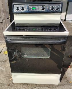 Like-New! G.E. Electric Glass Top Stove/Oven/Range!