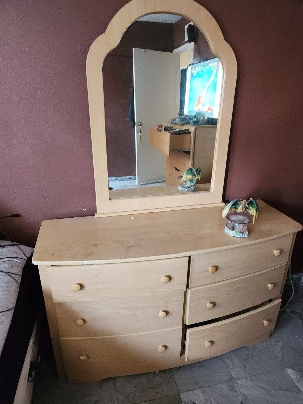Dresser With Mirror