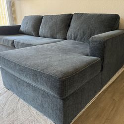 MOVING SALE‼️🙌🏾 Loveseat/Sofa/Pillows