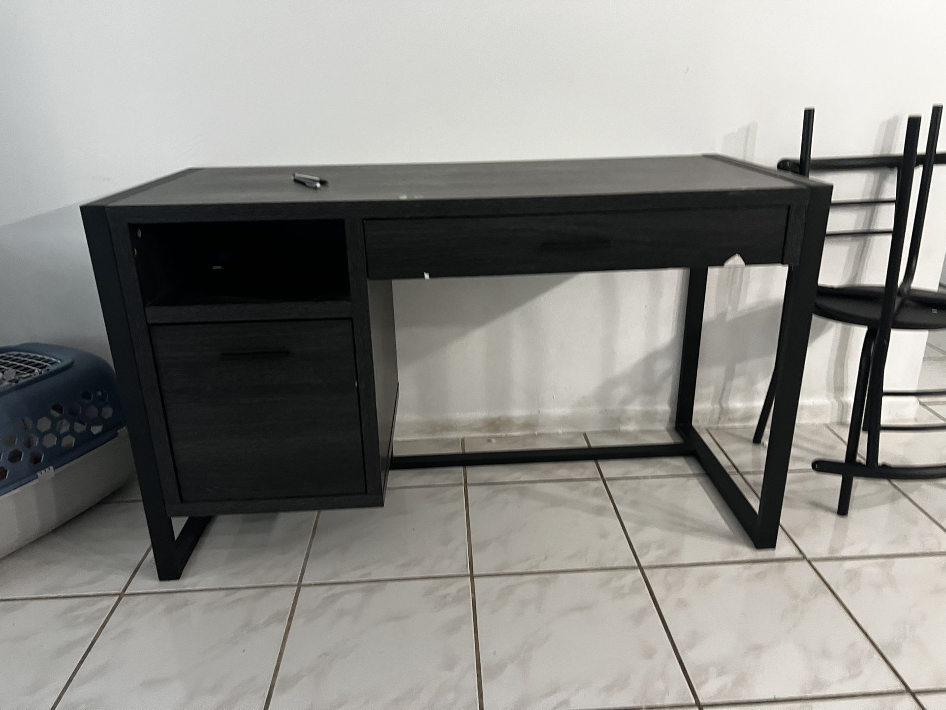 Sturdy Desk With Drawer