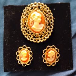 VINTAGE BEAUTIFUL GOLD TONE & EARRING SET 