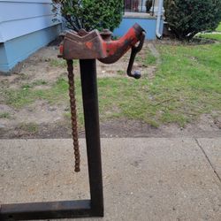 RIDGID TOP SCREW BENCH CHAIN VISE WITH HITCH MOUNT HOLDER 