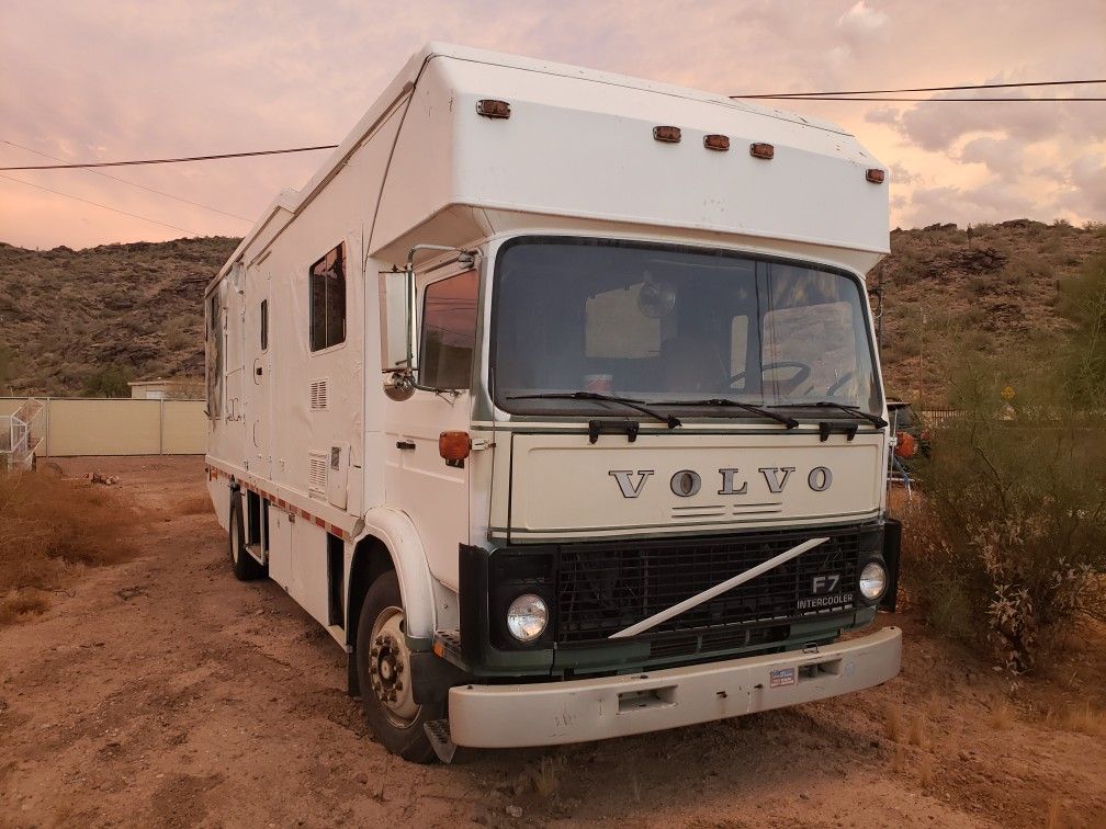 Volvo F7 Semi Truck RV Toy Hauler Horse Slant