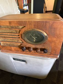 Antique Coronado Tabletop Tube Radio