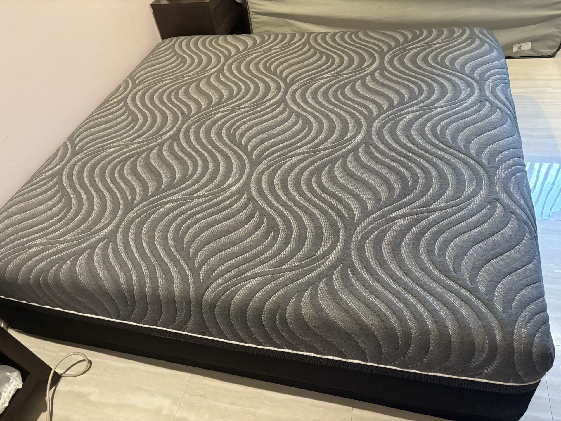 Sealy® Hybrid Premium ™ Silver Chill Plush Tight Top King Mattress