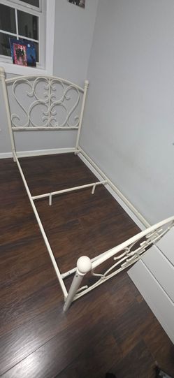 Twin frame with box spring
