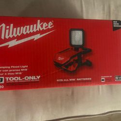 Milwaukee 18V ROVER Clamping Work Flood Light 2000 Lumen M18 2358-20 NEW