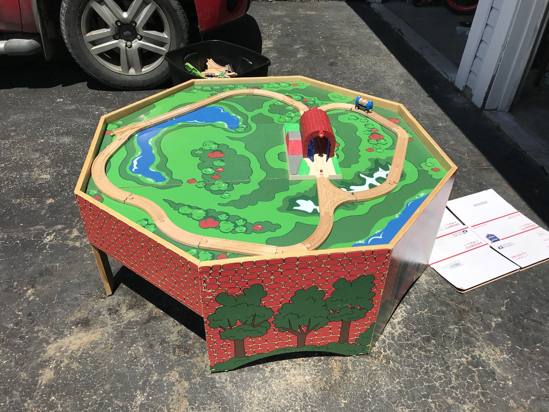 battat octagon train table w/ tracks