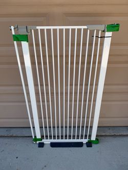 Tall pet gate in perfect condition