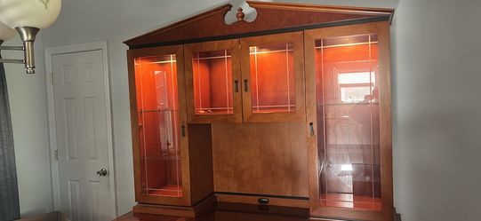 Gently used in very good condition elegant dining room hutch.