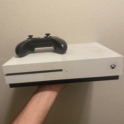 Xbox One S W/controller