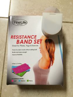 Resistance band set 3 light, medium, heavyweight , 6 feet x 5 inches new in box never use. Se habla español