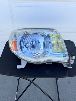 Toyota Tacoma 2005 - 2011 OEM Headlights