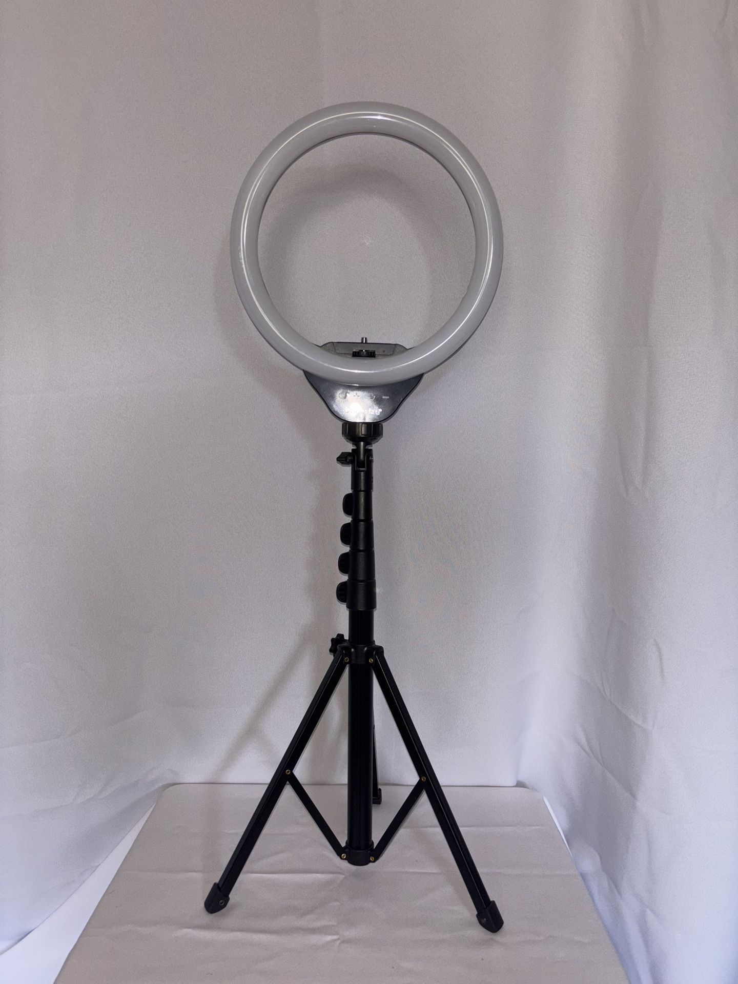 Ring light; Adjustable brightness and camera mount