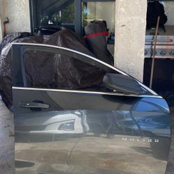 16-21 Chevrolet Malibu Front Passenger side door Complete “ NO SHIPPING “