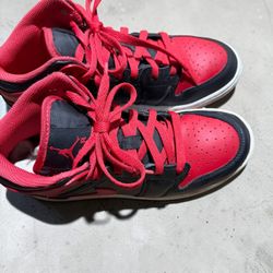 Jordan 1 Mid Black/Red Size 5