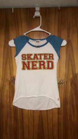 Kid’s size 7-8 skater nerd Japanese hi low shirt