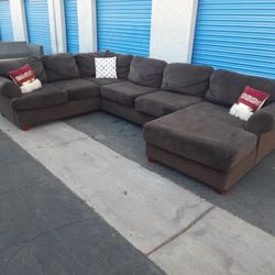 Comfortable huge sectional couch, very clean,