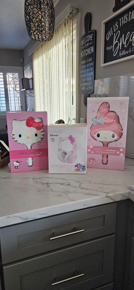 Hello Kitty Headphones & LED mirror 