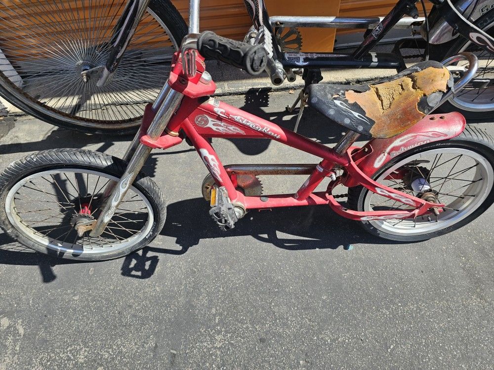 2 Schwinn Stingray Occ Chopper Bike