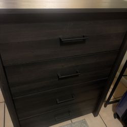 Dresser. 4 Drawer 