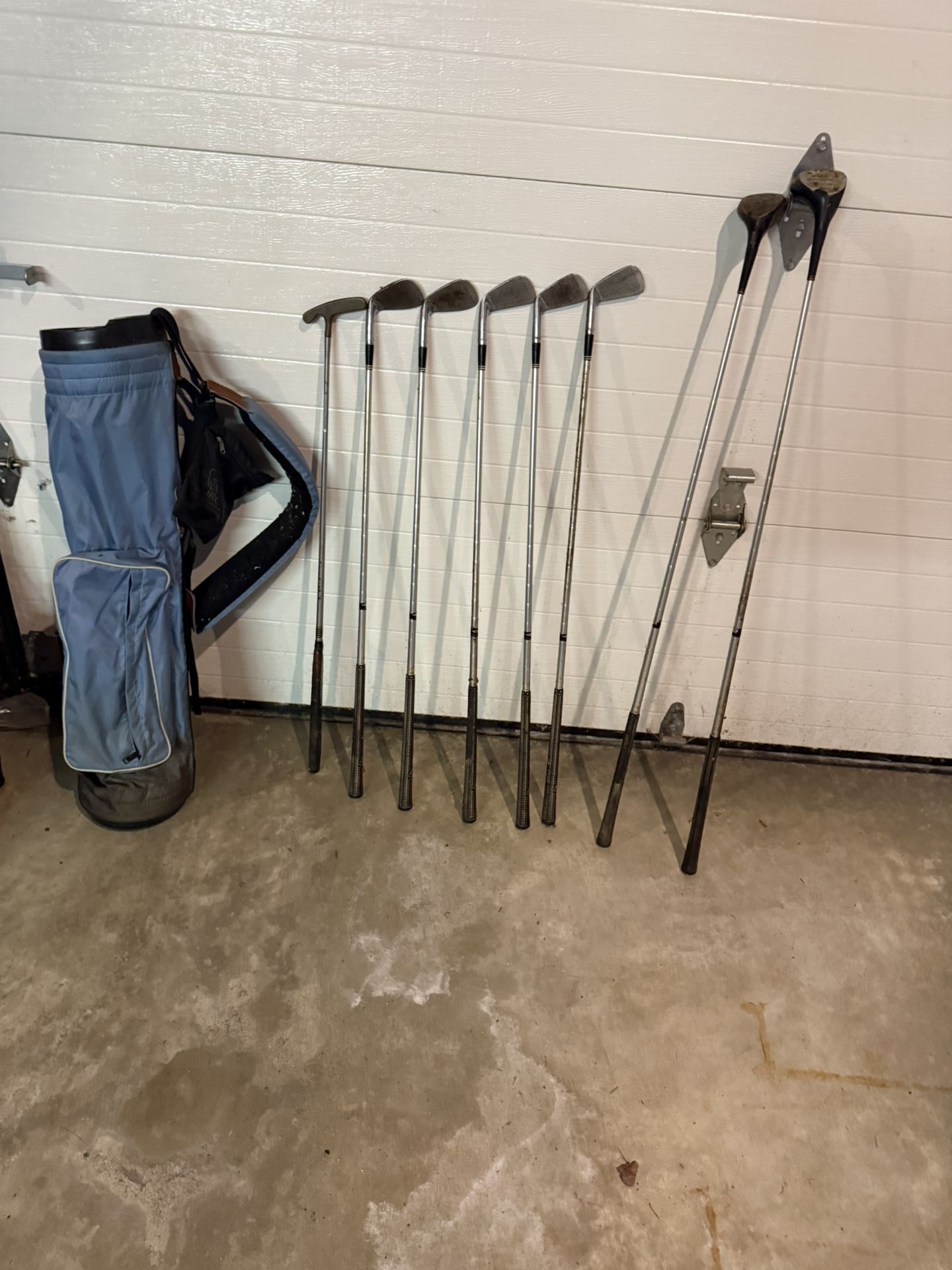 Update 6/7/25 Now Includes 1 Dozen Golf Balls, Woman’s First Flight Left handed golf clubs