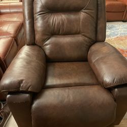 A Beautiful Top Grain Leathet Power Recliner. Very Good Condition. 