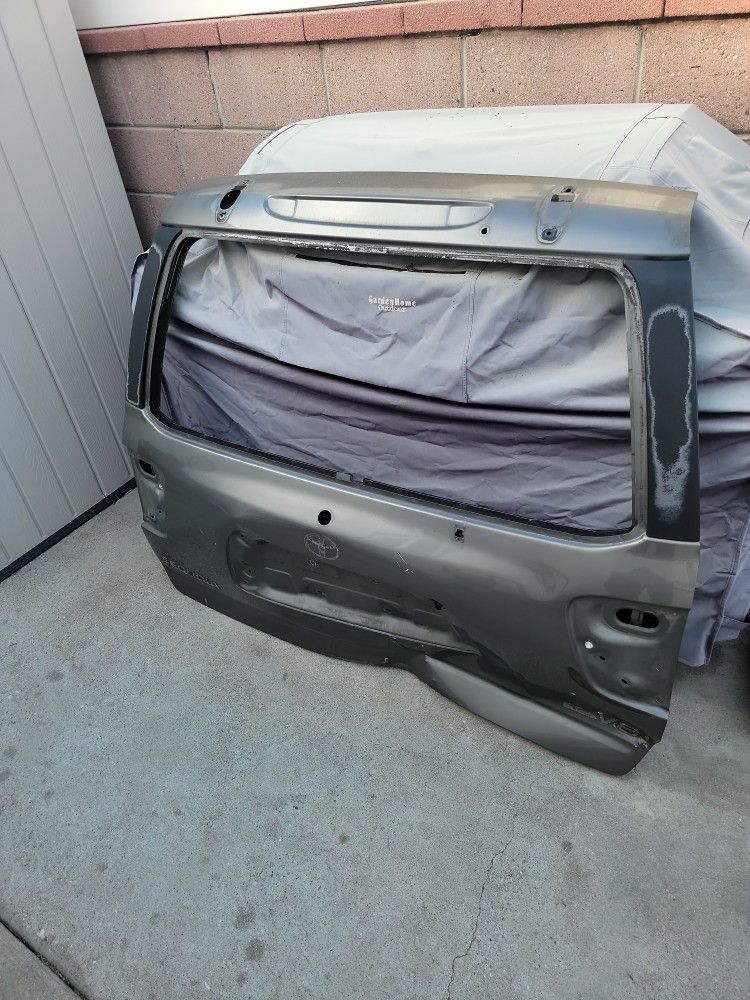 04 Sequoia Lift gate Damaged As Is
