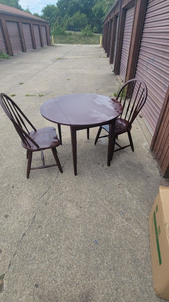 Nicely designed kitchen table and chairs