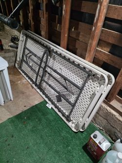 FREE 2 6 ft banquet tables coffee table and 2 umbrella stands