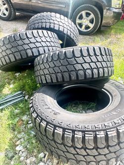 35x12.50 17 Gladiator At tires