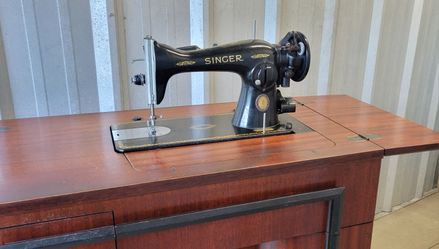Antique 1950 Singer Sewing Machine – Model 15 with #42 Cabinet