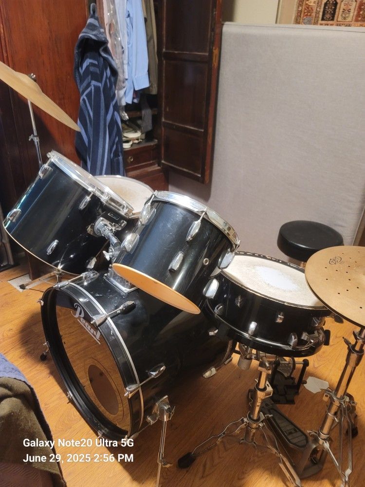 Pearl (Mostly) Drum Set