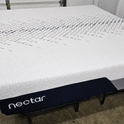 LIKE NEW! Nectar Luxe King Mattress - Delivery Available