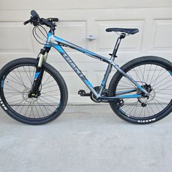 GIANT TALON 2 MOUNTAIN BIKE, AIR SHOCK (MEDIUM FRAME)
