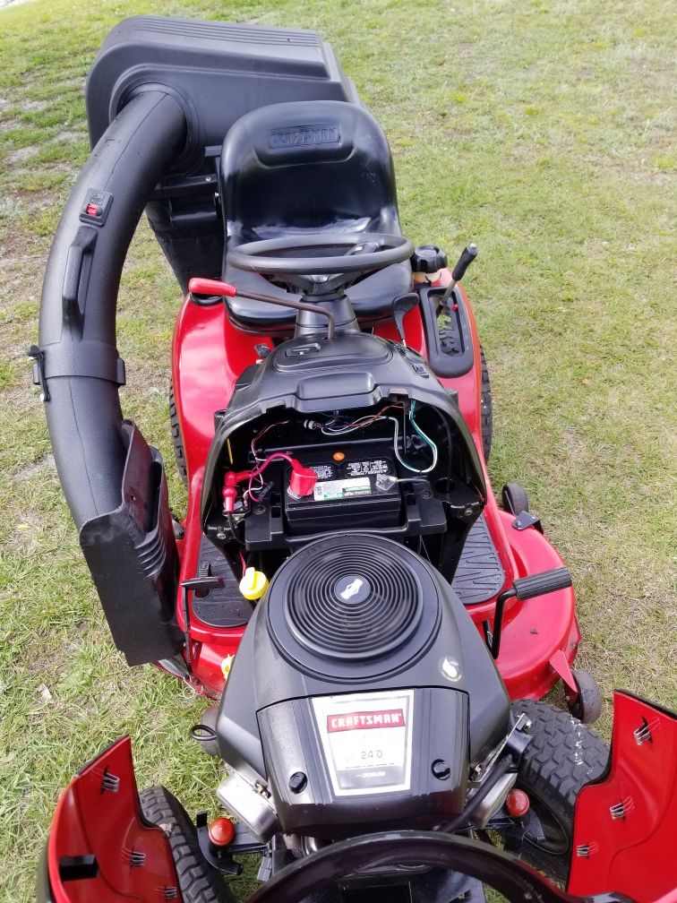 Craftsman YTS4000. Riding Lawn Mower.24Hp. 42" Cut. With Grass Catcher