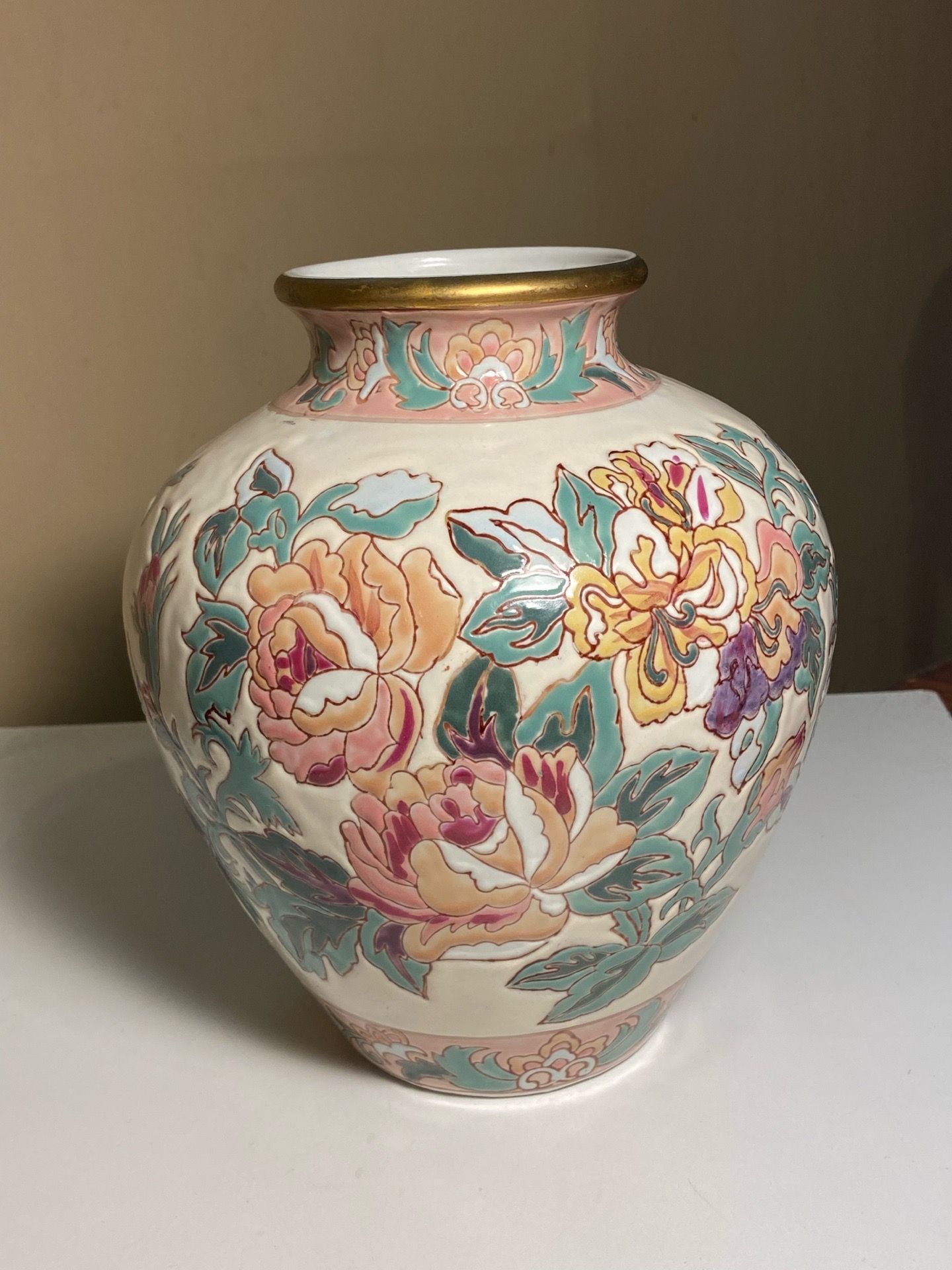 Beautiful Vintage Andre by Sadek Chinoiserie Porcelain 9” Vase. Beautiful Condition
