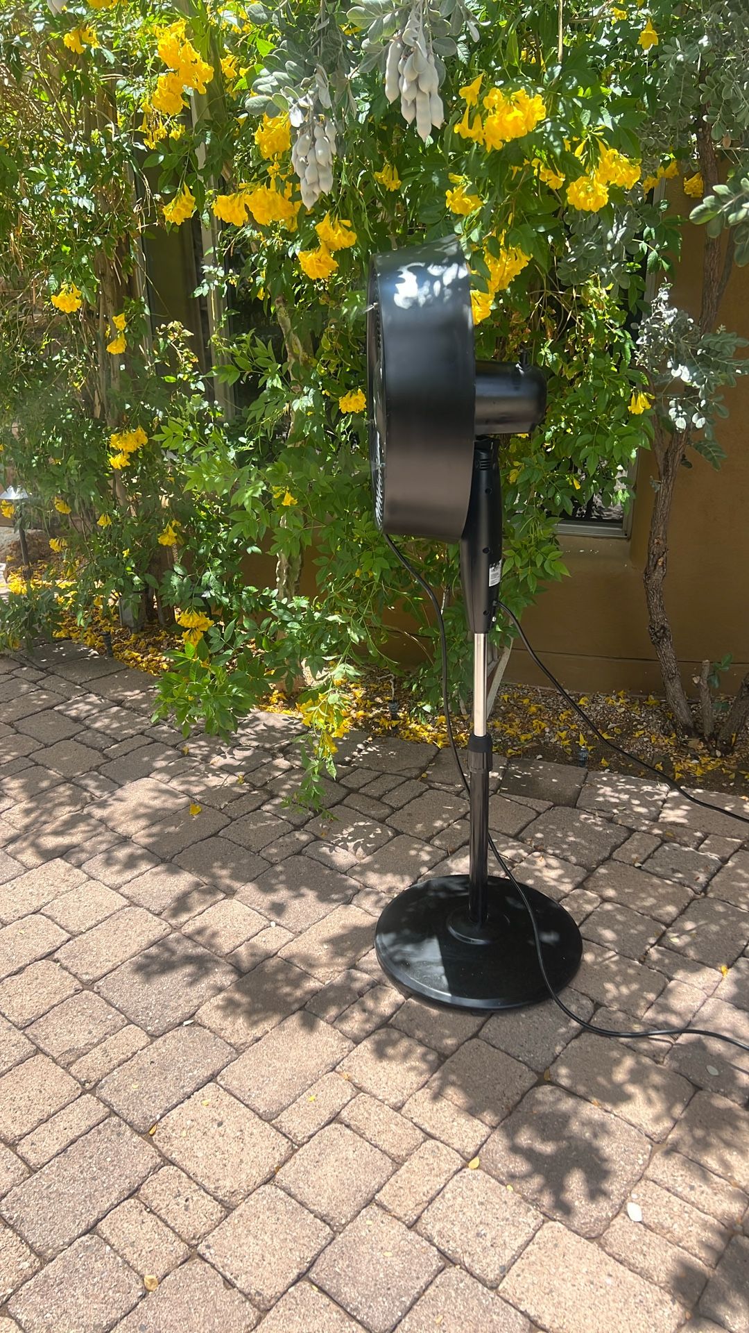 Frigidaire Outdoor Misting Pedestal Fan(ideal To Play Outside With The Kids, Dogs, On The Pool , Porch Back Patio)working Really Nice