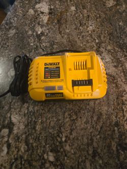 DEWALT 20v/ 60v  fast Charger  nuevo