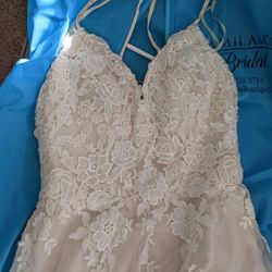 Stunning Samilla Wedding Dress 👰
Ribbon tie back