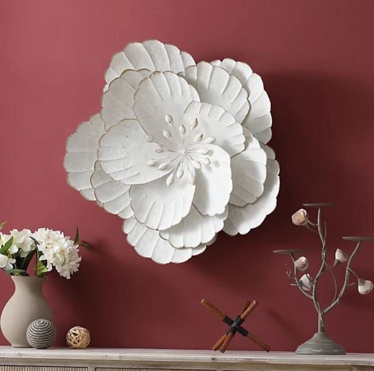 LuxenHome 22.45-in W x 21.26-in H Metal Floral Wall Sculpture ,A1450