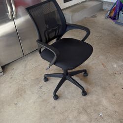Black Mesh Ergonomic Office Chair - Adjustable Swivel Desk Chair