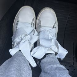 Pumas white ribboned Shoes  
