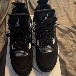 Jordan 4’s white thunders size 11