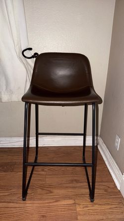 Beautiful stools, selling a pair for 100