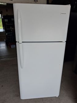 Frigidaire white top freezer refrigerator 18 cu.ft. year 2018