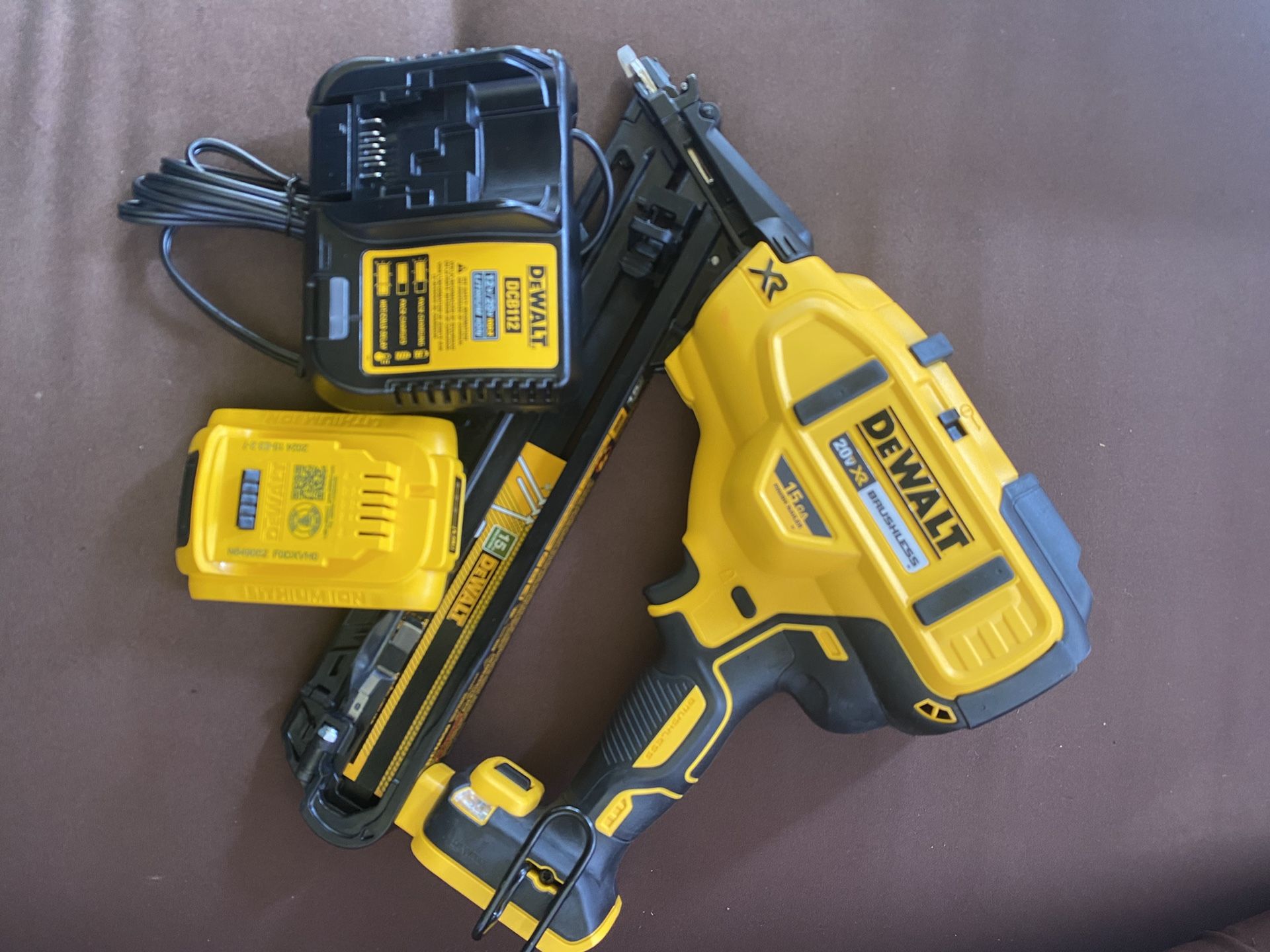 DEWALT 20V MAX Finish Nailer, Angled, 15GA