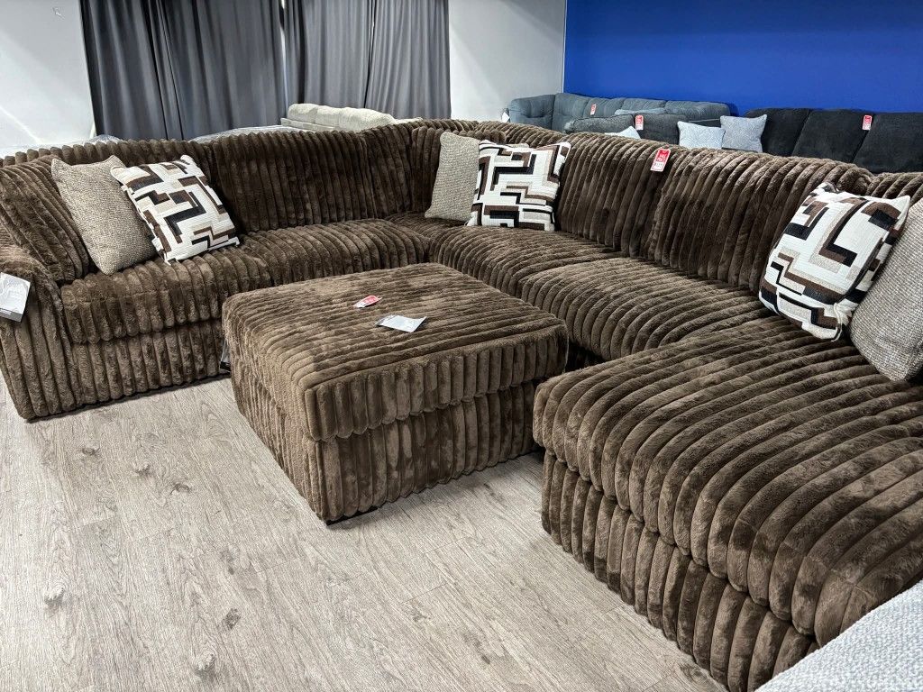 Ashley SECTIONAL WITH PILLOWS. SUPER SUPER SOFT!!